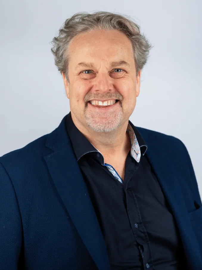 headshot of Dr Mark Turner